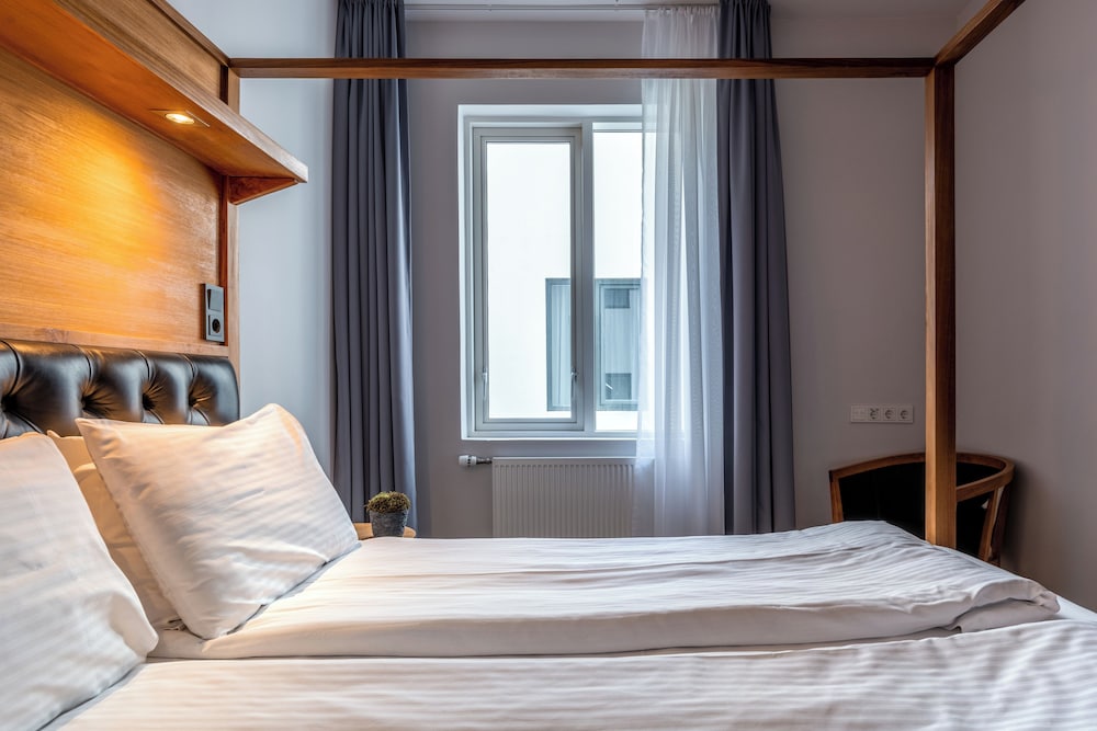 Room, Queen Bed, House View