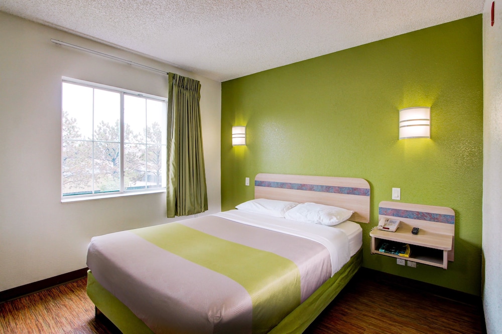 Super 8 by Wyndham Aurora East 10/23