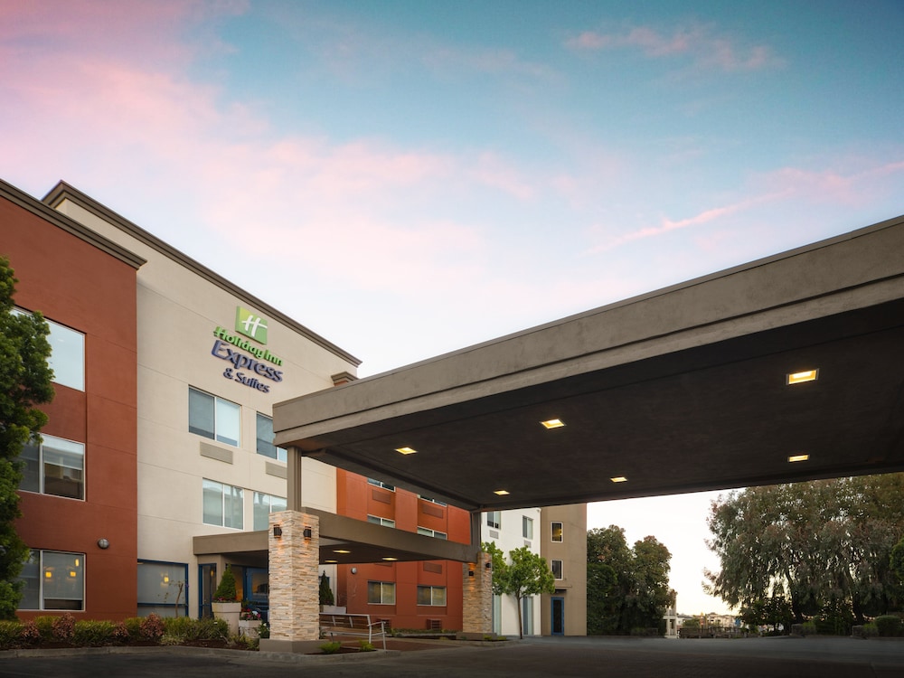 Holiday Inn Express Hotel And Suites Belmont 1/43