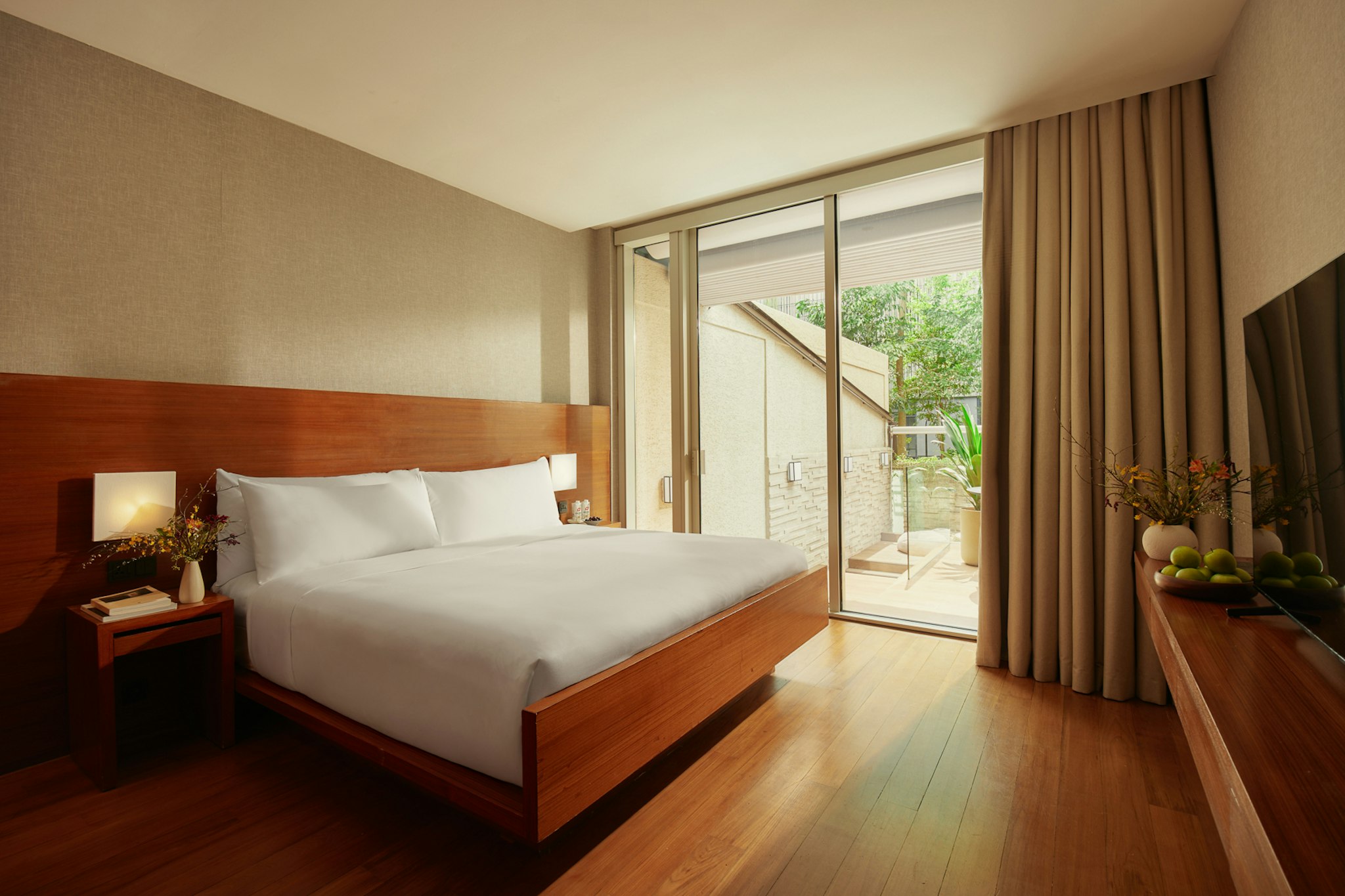 Courtyard, Premier, King Bed