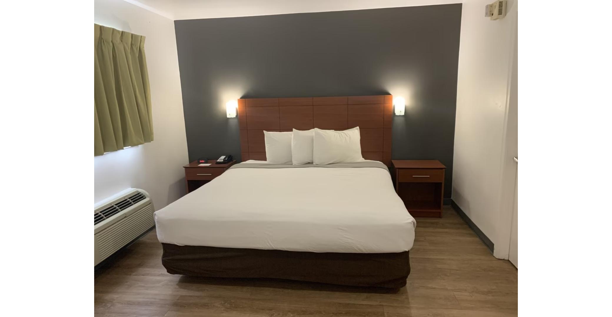 1 King Bed - Non-Smoking, Kitchen