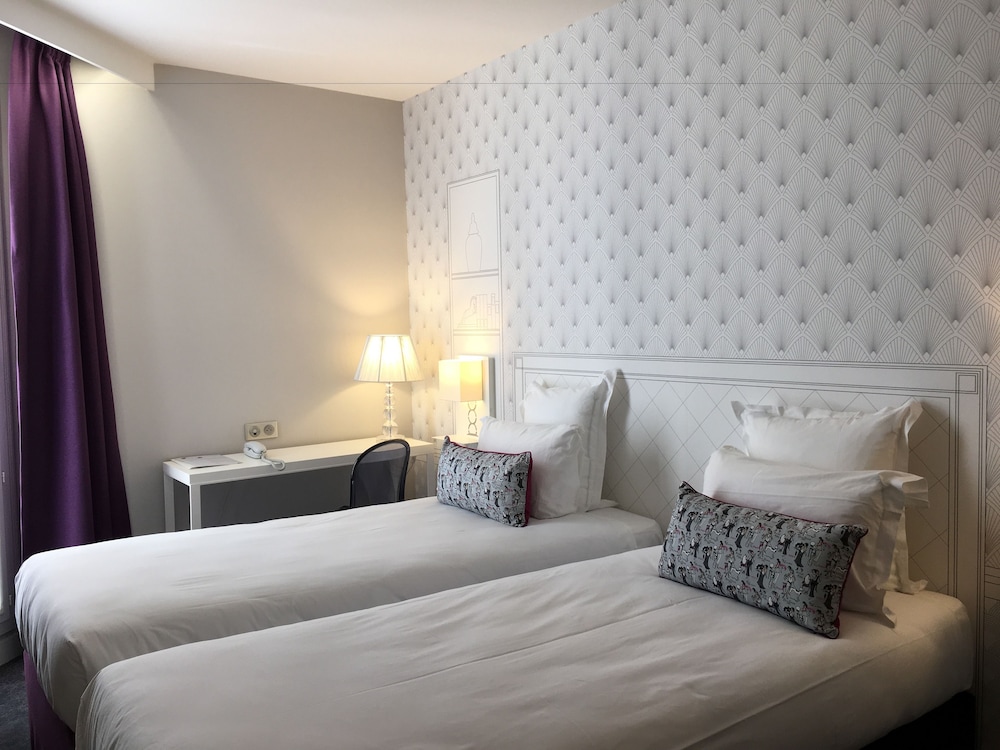 ROOM, TWIN BEDS