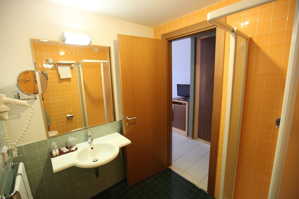 غرفة كلاسيكية ثلاثية بثلاثة أسرّة، Regiohotel Manfredi 7/8