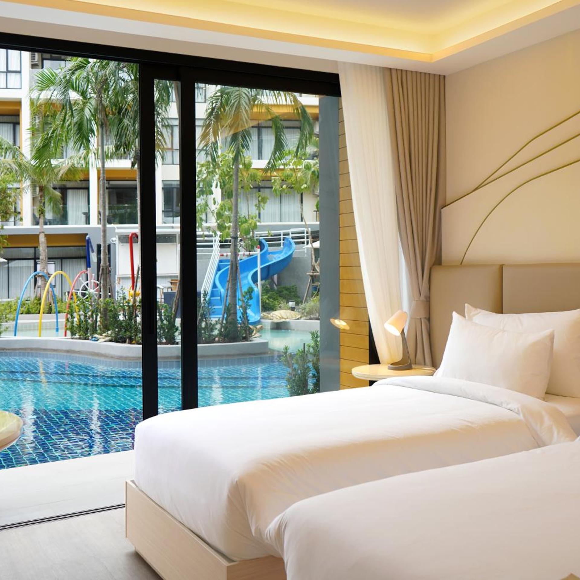 Pool, Plus, Deluxe, King Bed 3/7