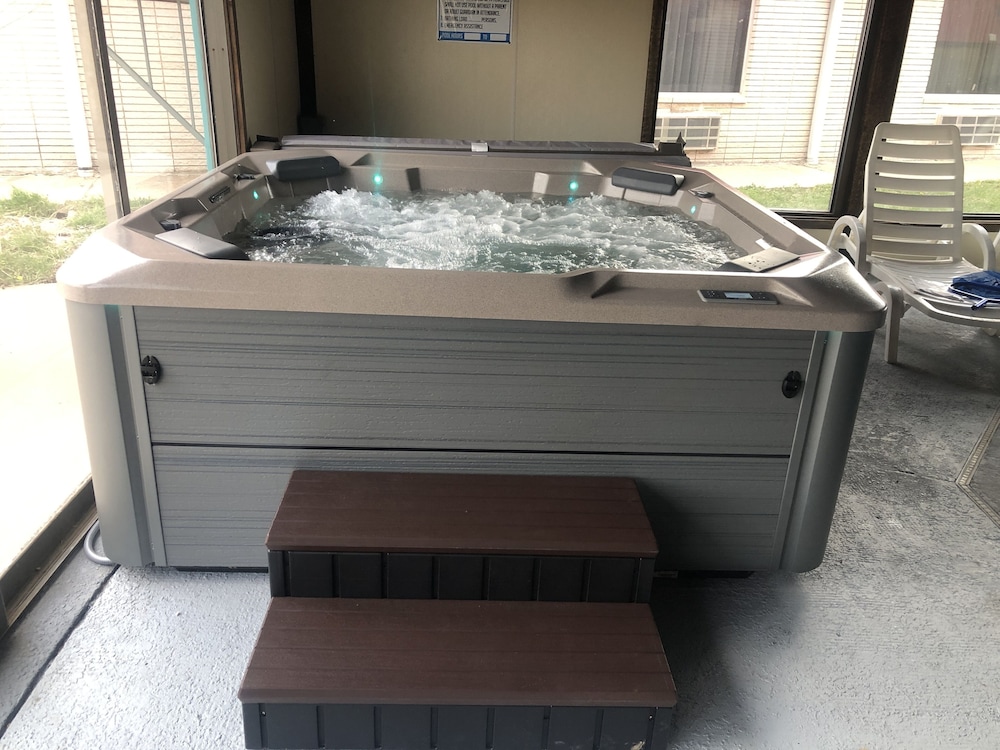 Americas Best Value Inn Salina 11/28