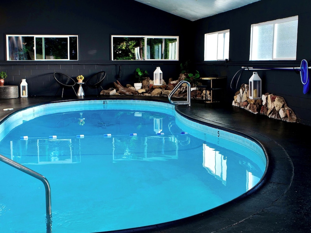 Sierra Blue Hotel & Swim Club 24/40
