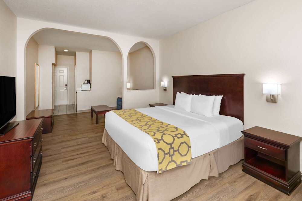 ROOM, KING BED