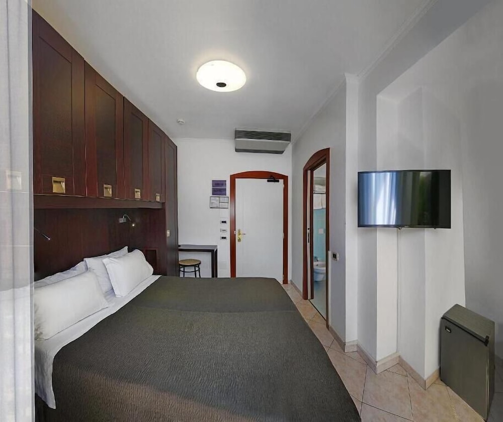 ECONOMY, DOUBLE OR TWIN BED
