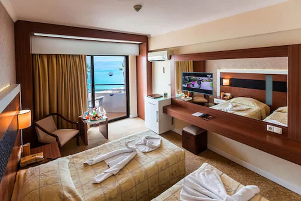 ROOM, TWIN BEDS, PARTIAL SEA VIEW, BALCONY