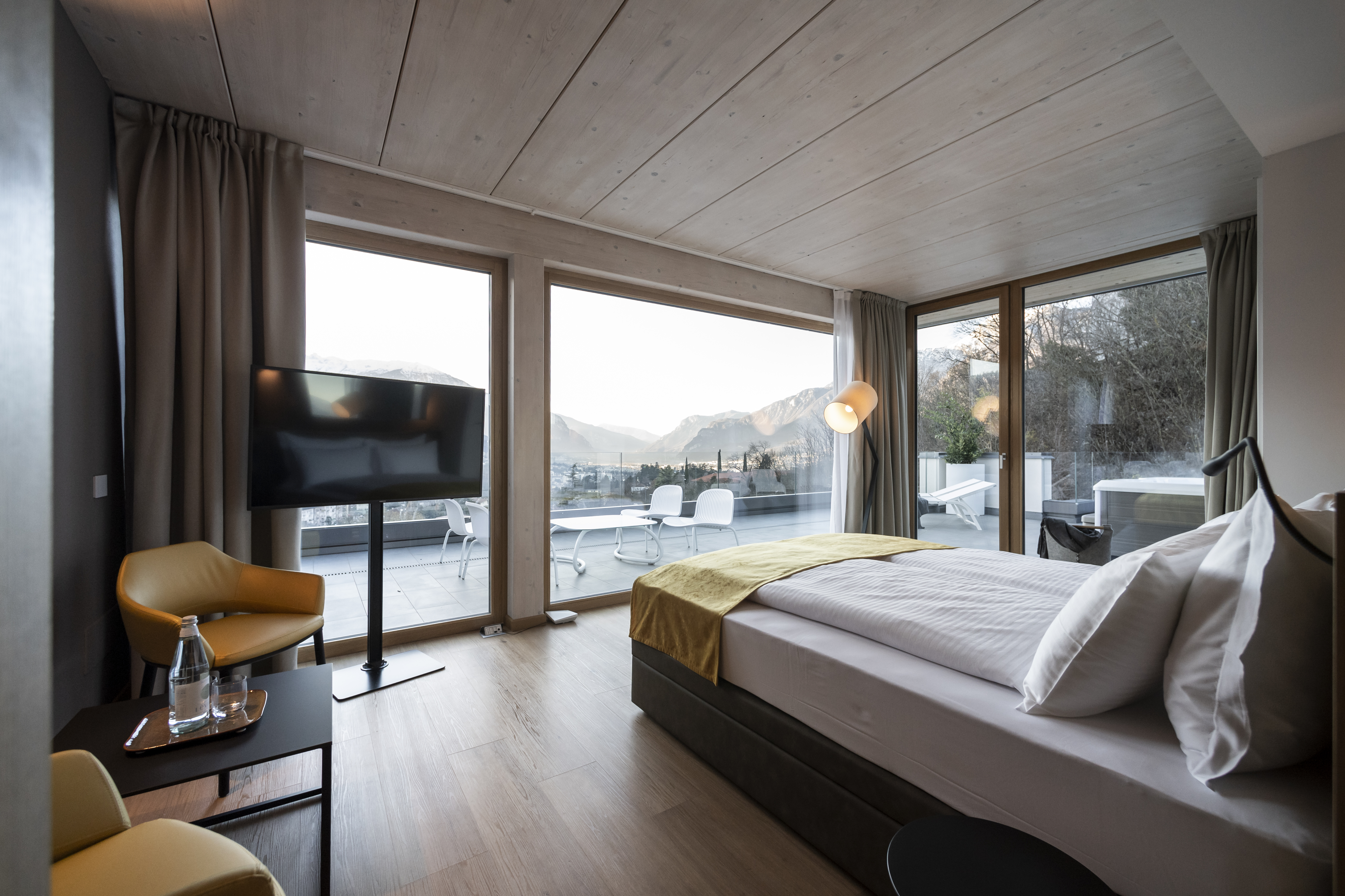SUITE, JETTED TUB