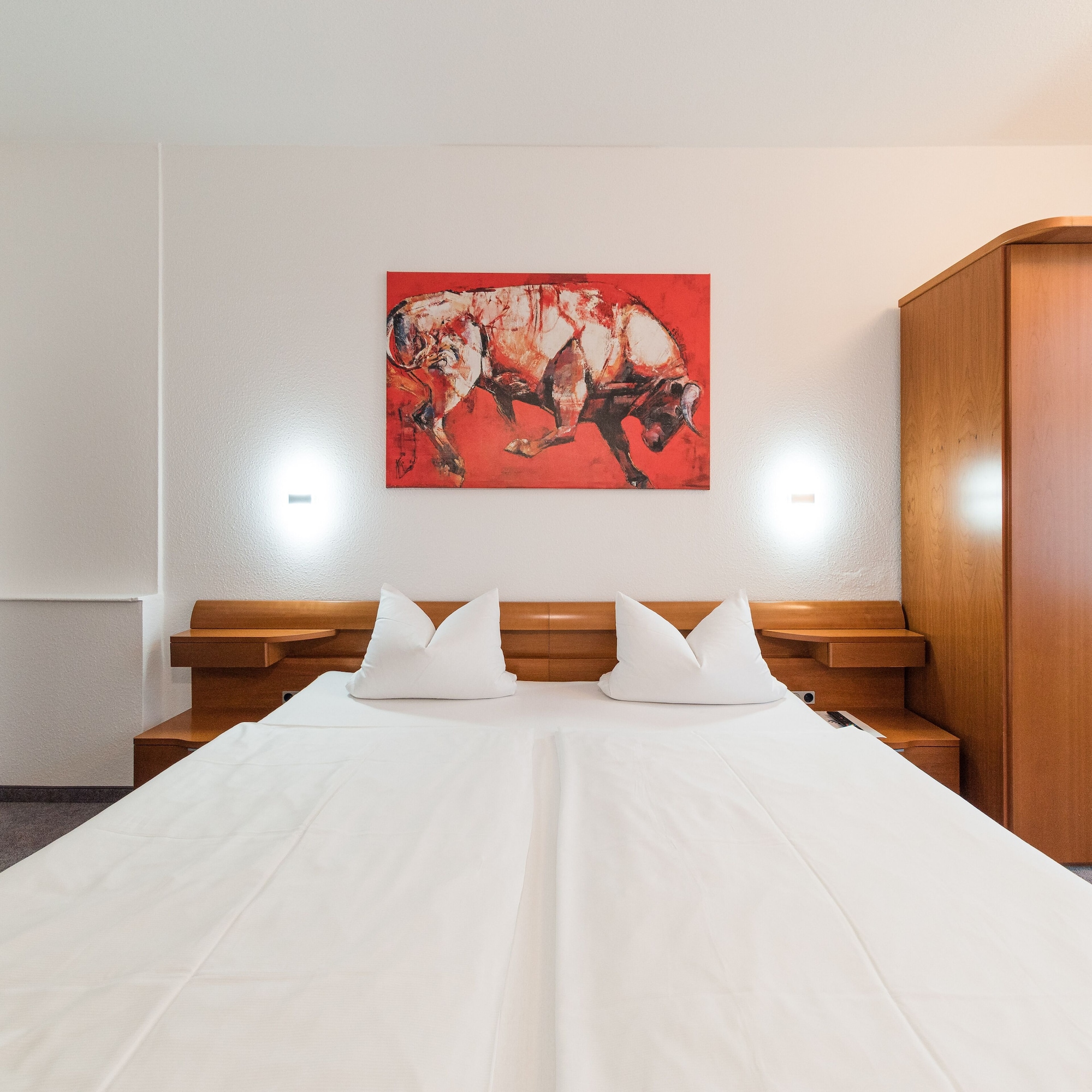 ROOM, DOUBLE OR TWIN BED