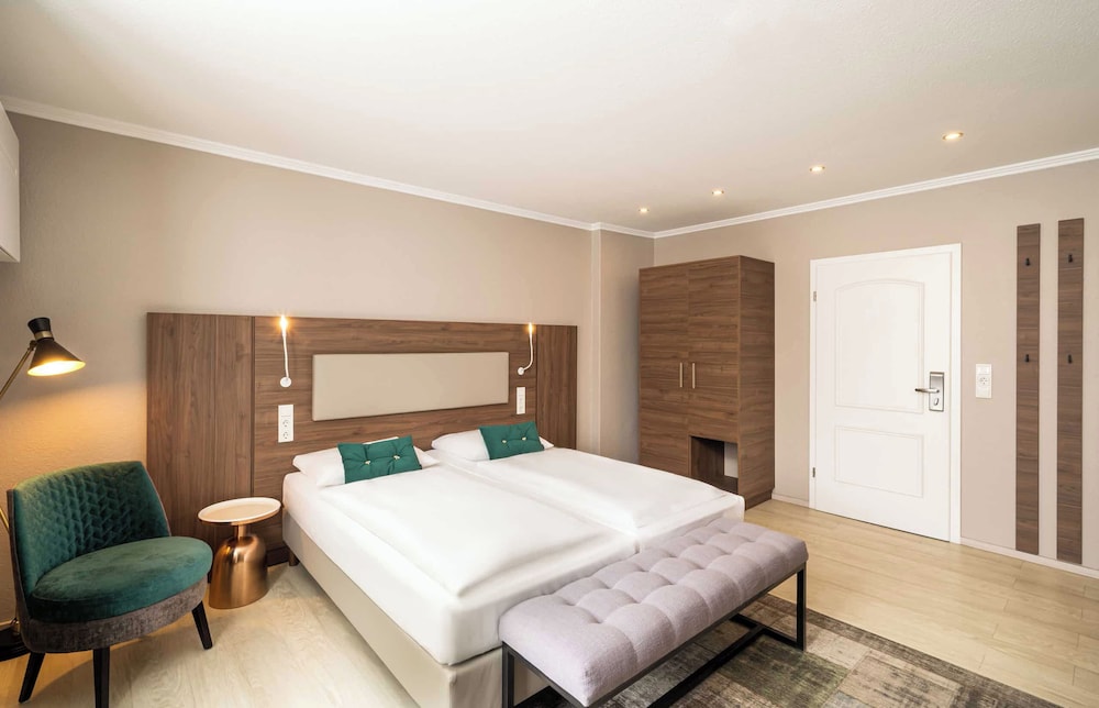 DELUXE, DOUBLE BED