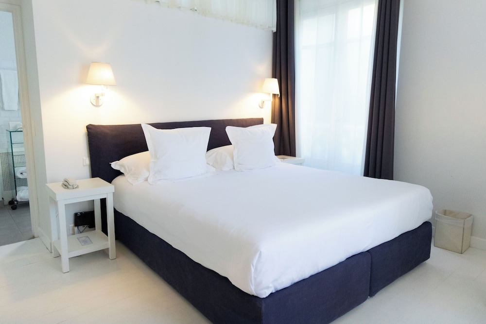 ROOM, TERRACE
