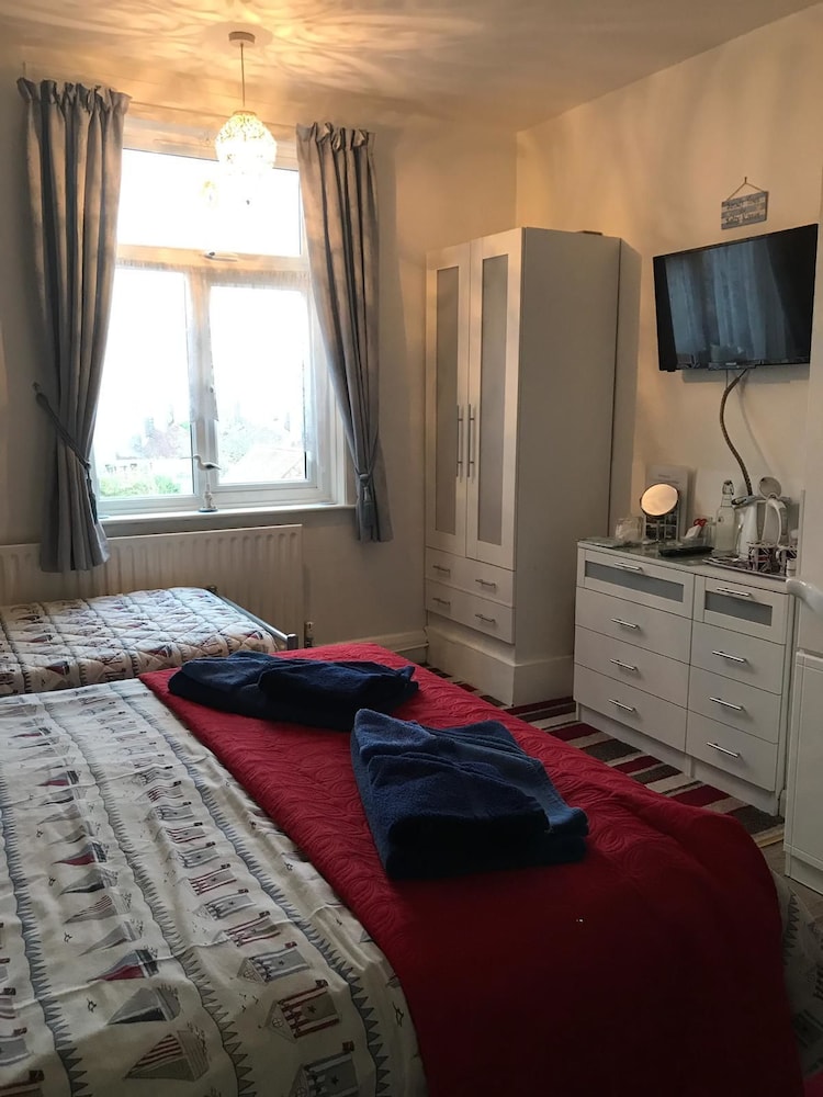 Lyndsay Guest House 15/50