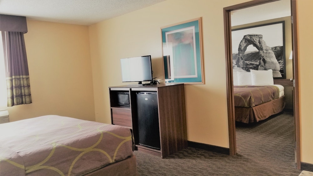 Suite, 2 King Beds, Super 8 by Wyndham Richfield UT 4/7