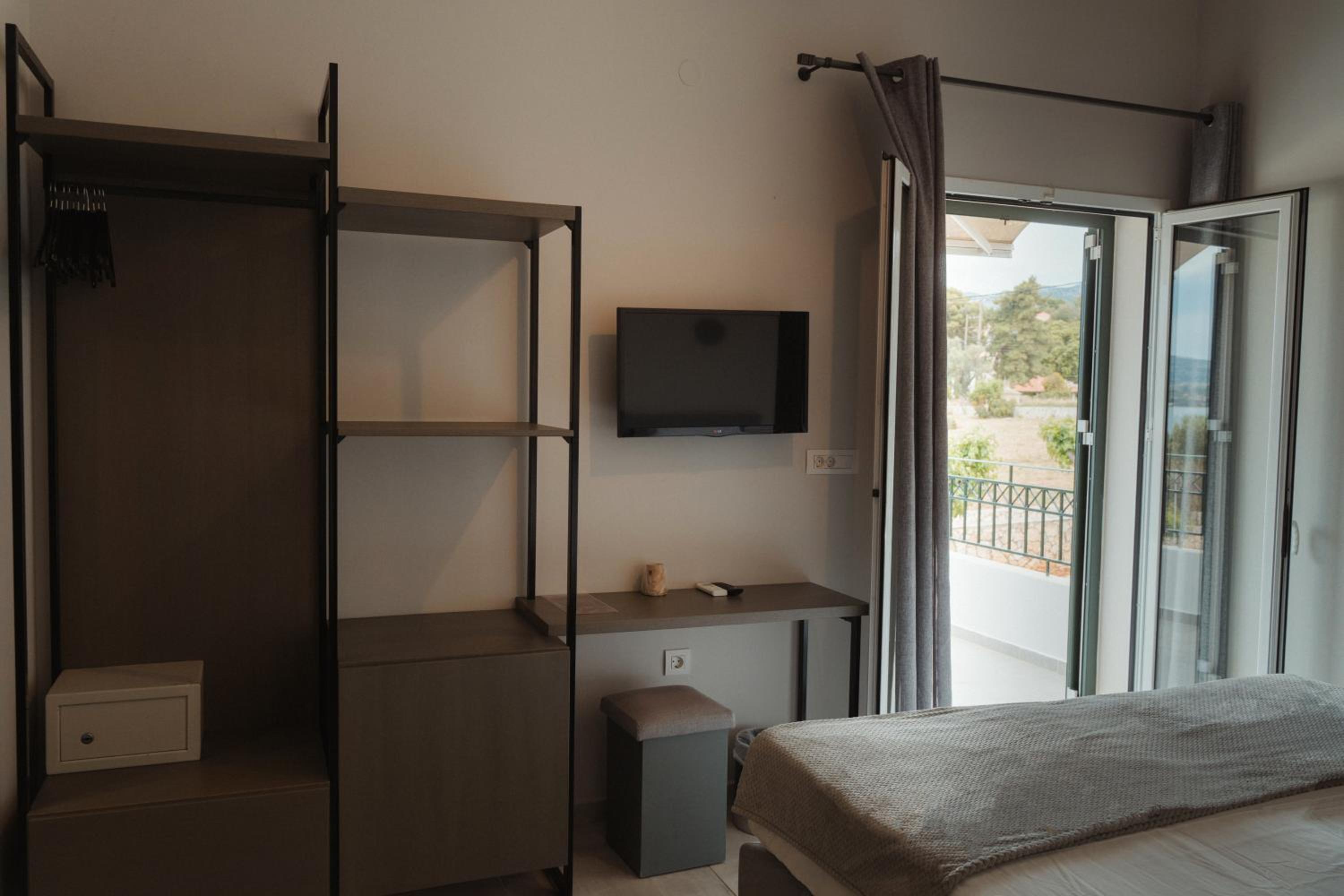 Deluxe, Double Bed, Side Sea View، Limanaki Hotel 2/10