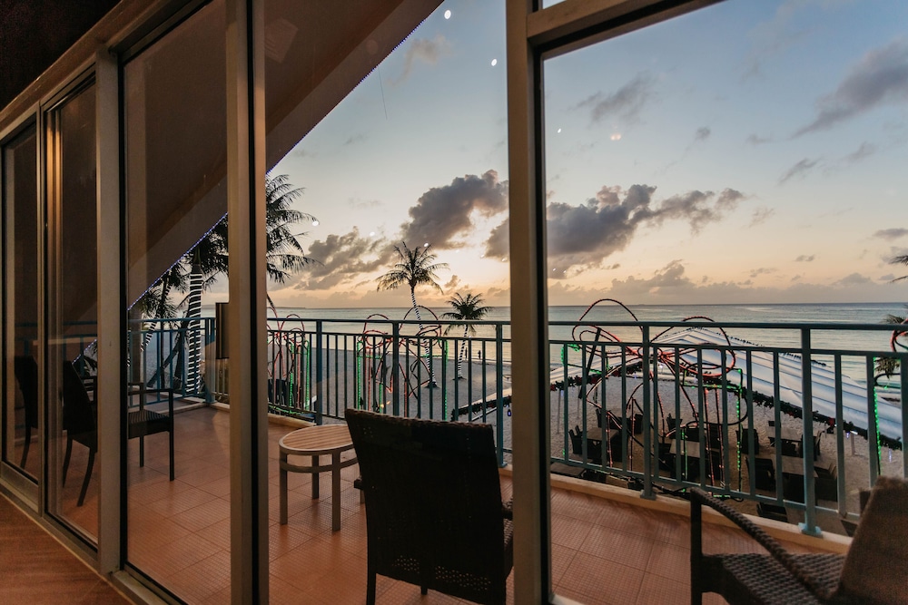 Surfrider Resort Hotel 65/79