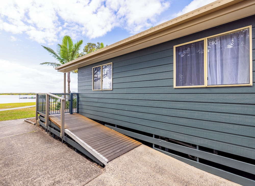 BLUE DOLPHIN HOLIDAY RESORT 2/50
