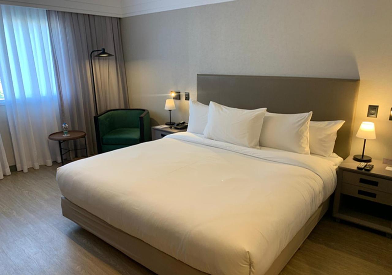Executive, Queen Bed