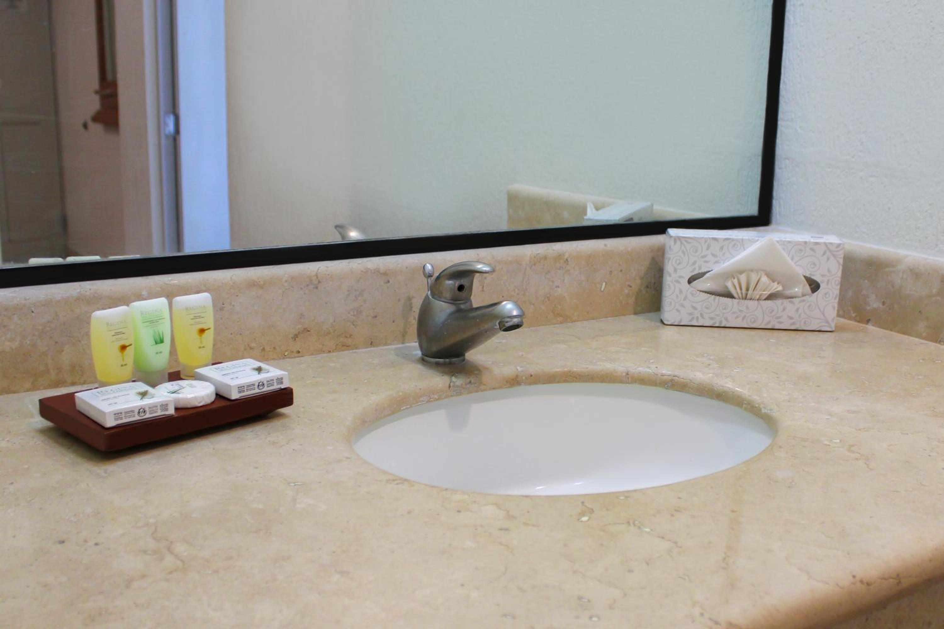 Hotel & Suites Real del Lago 50/51