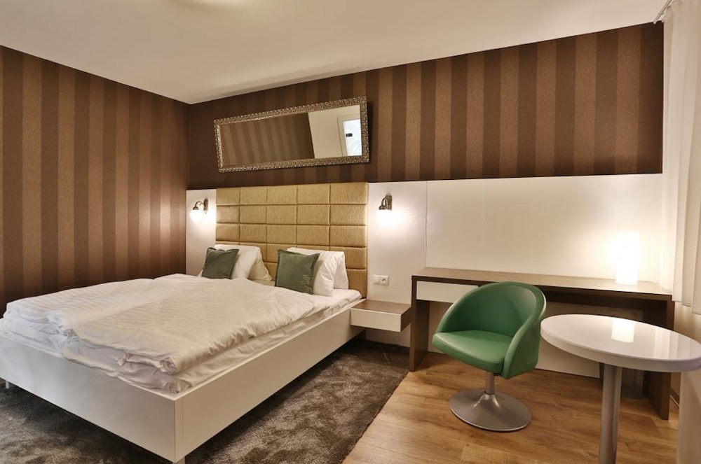 VIP Apartments 8/30