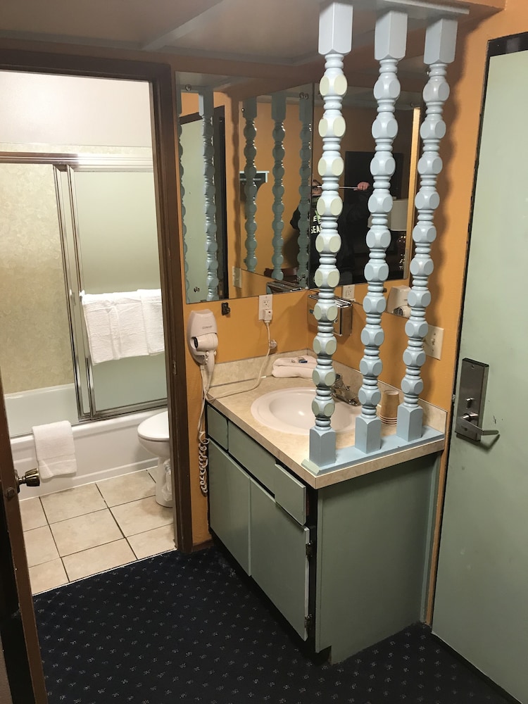 Smokey Point Motor Inn 51/69