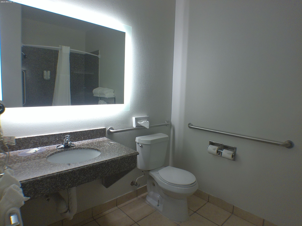 Suite, King Bed, Sofa, Accessible