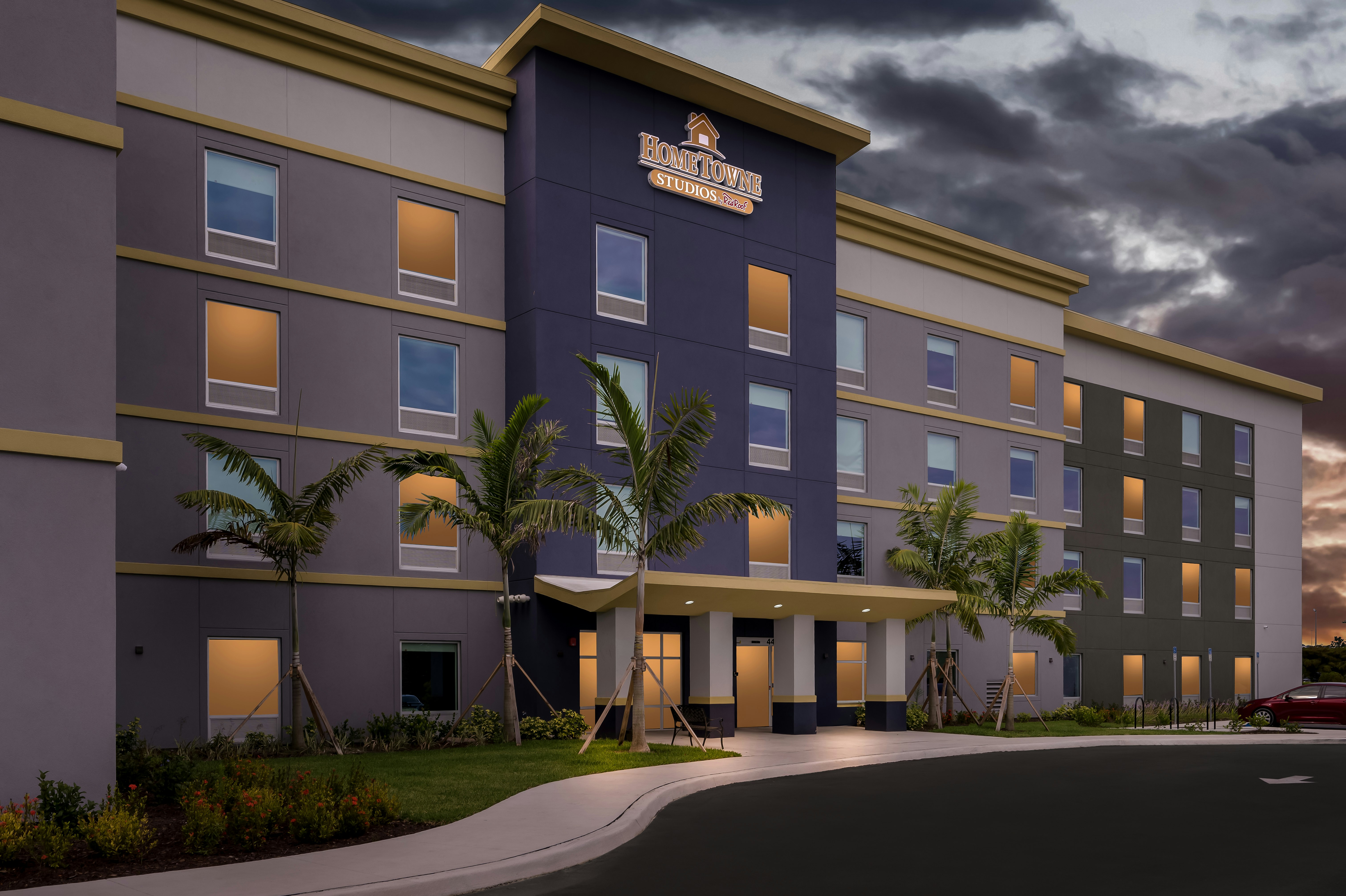 HomeTowne Studios by Red Roof Fort Myers 3/35