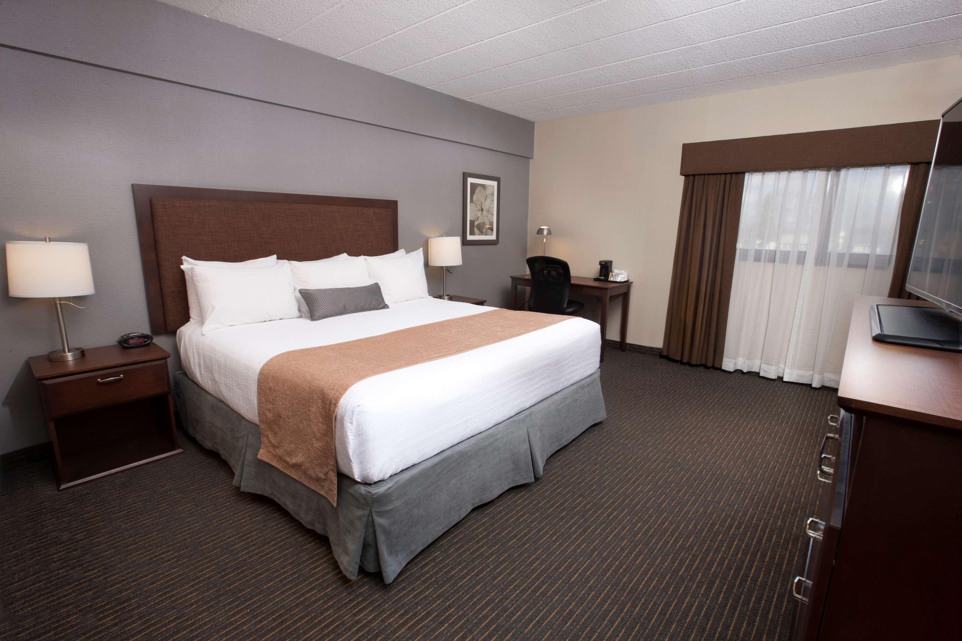 Tower, King Bed, Chaise Lounge