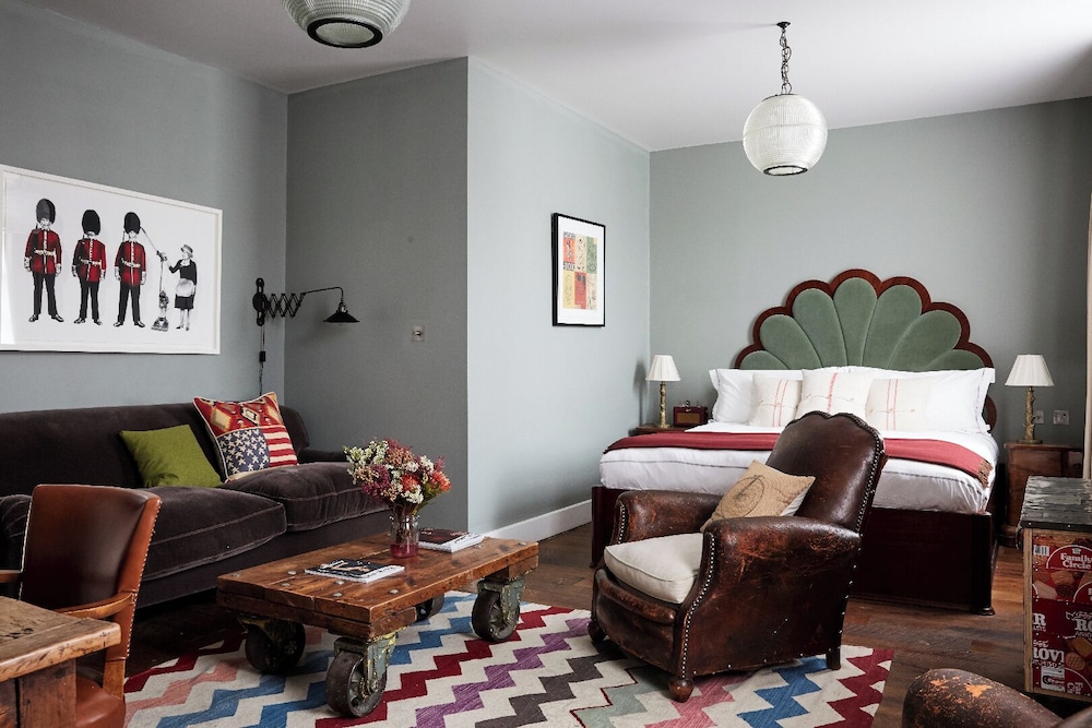 Artist Residence London 33/50