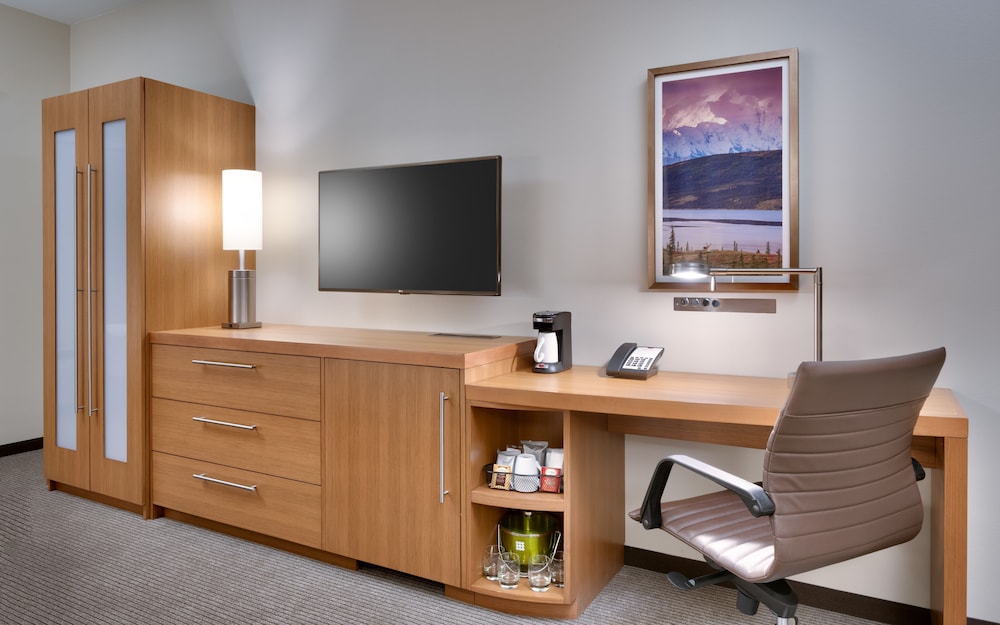 Hyatt Place Anchorage-Midtown 33/39