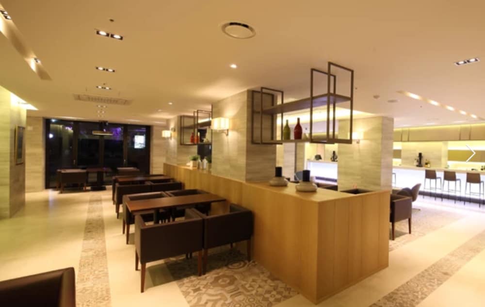 Avon Hotel Gunsan 50/67