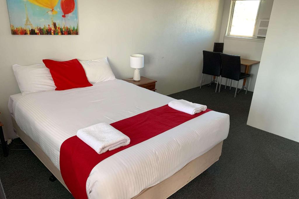 Upgrade, 1 Queen and 1 Single Bed