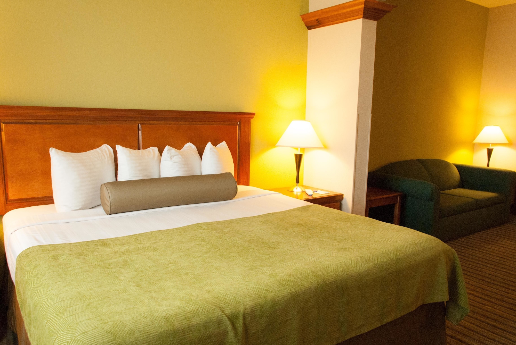 SUITE, KING BED, KITCHENETTE