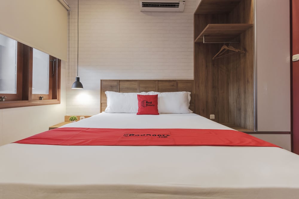 RedDoorz Plus @ CBD Bintaro 24/56