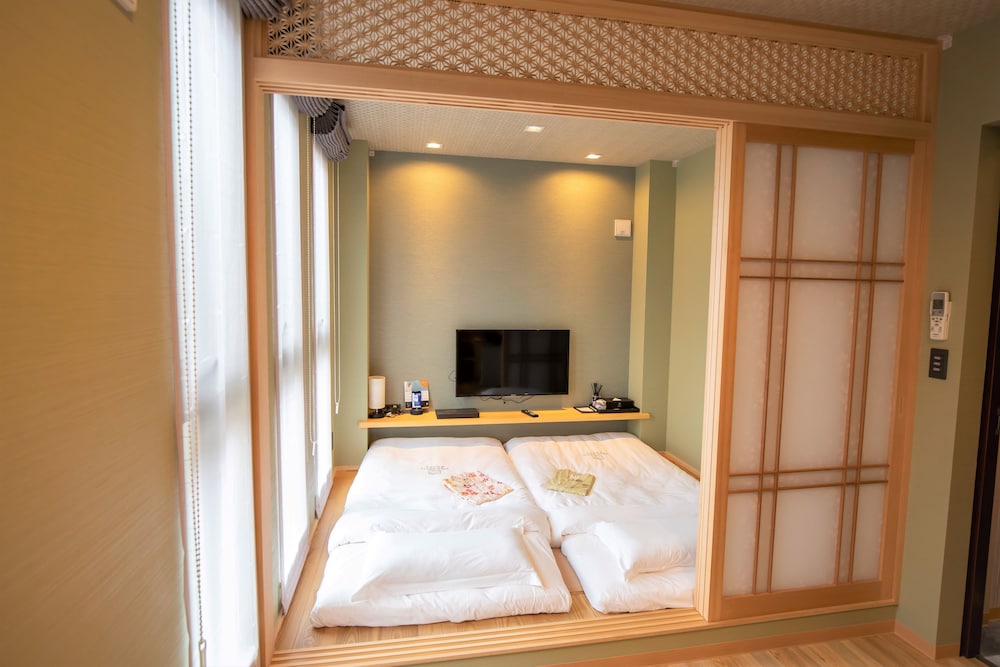 Sola Hotel 10/48