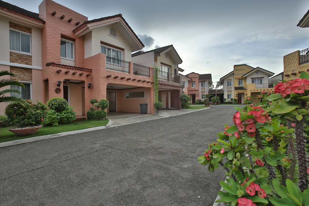 Crown Regency Suites Mactan 71/74