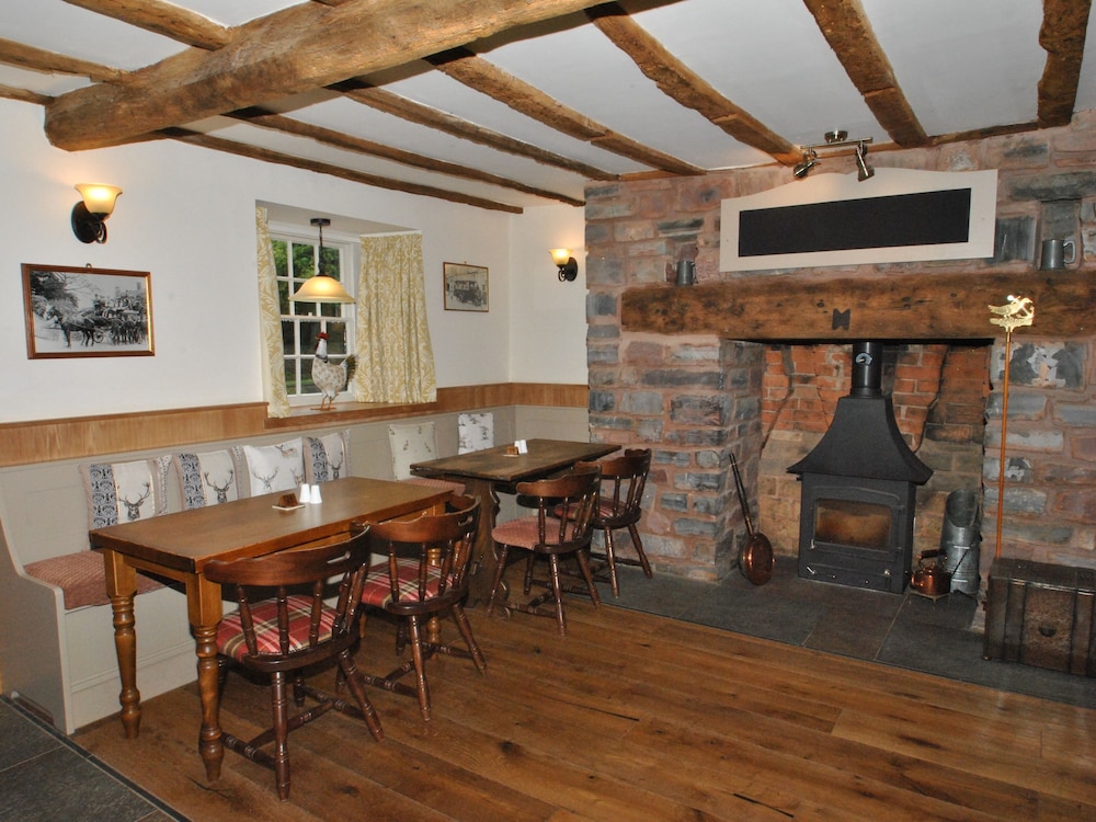The Hood Arms 16/34