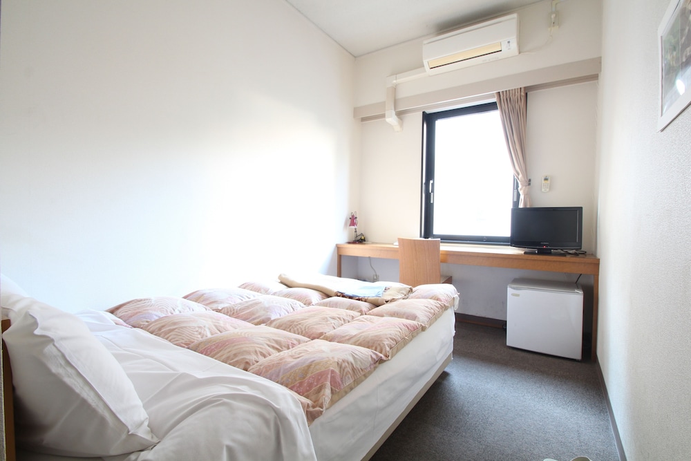 1 BEDROOM, DOUBLE BED