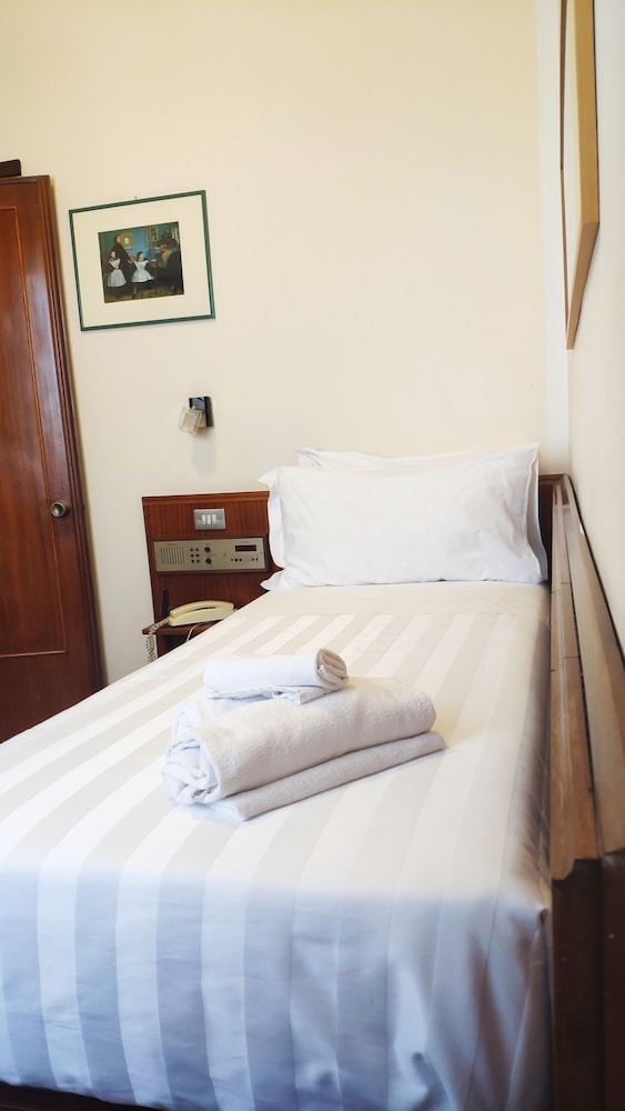 ROOM, SINGLE