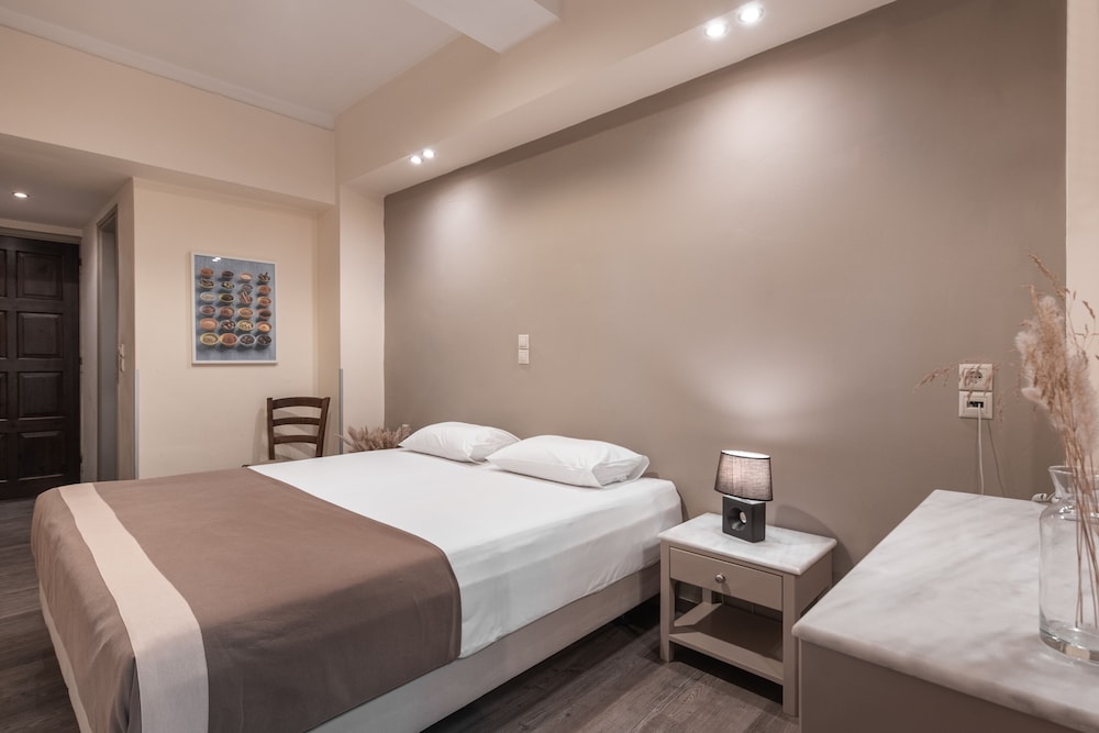 Yria Hotel 25/78