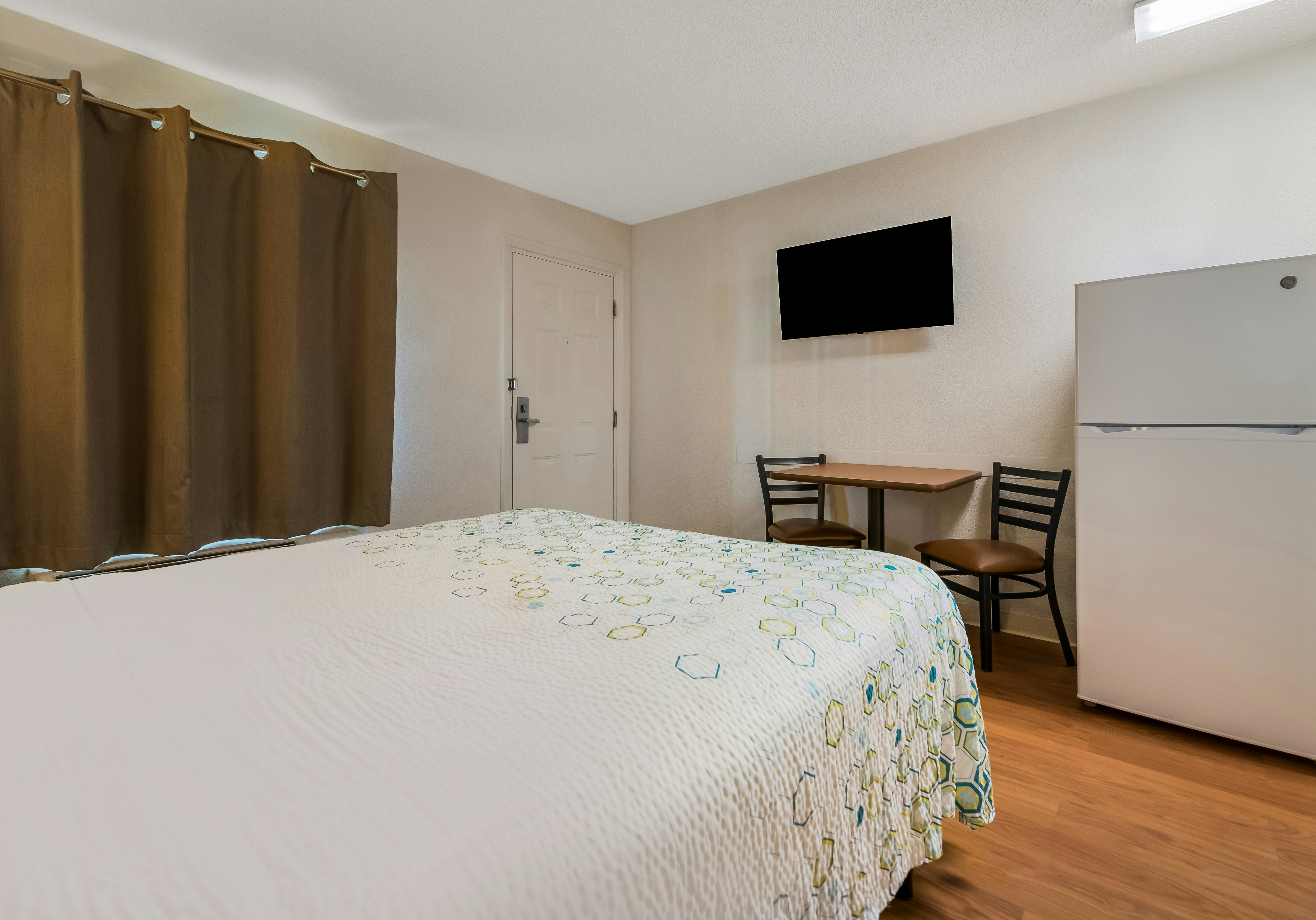 STUDIO, QUEEN BED