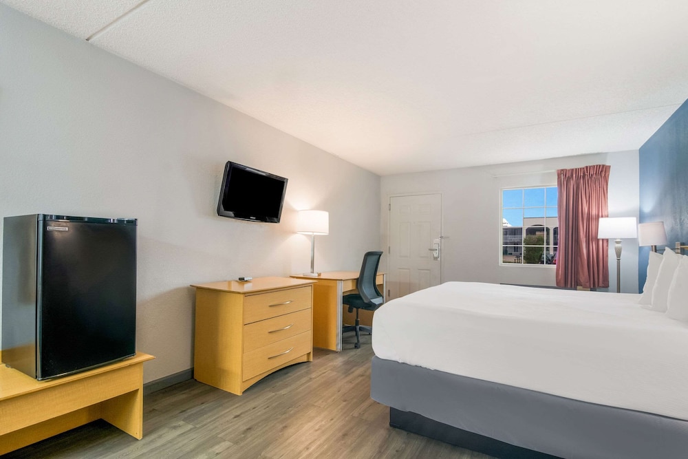 Econo Lodge Branson Theater District 9/40