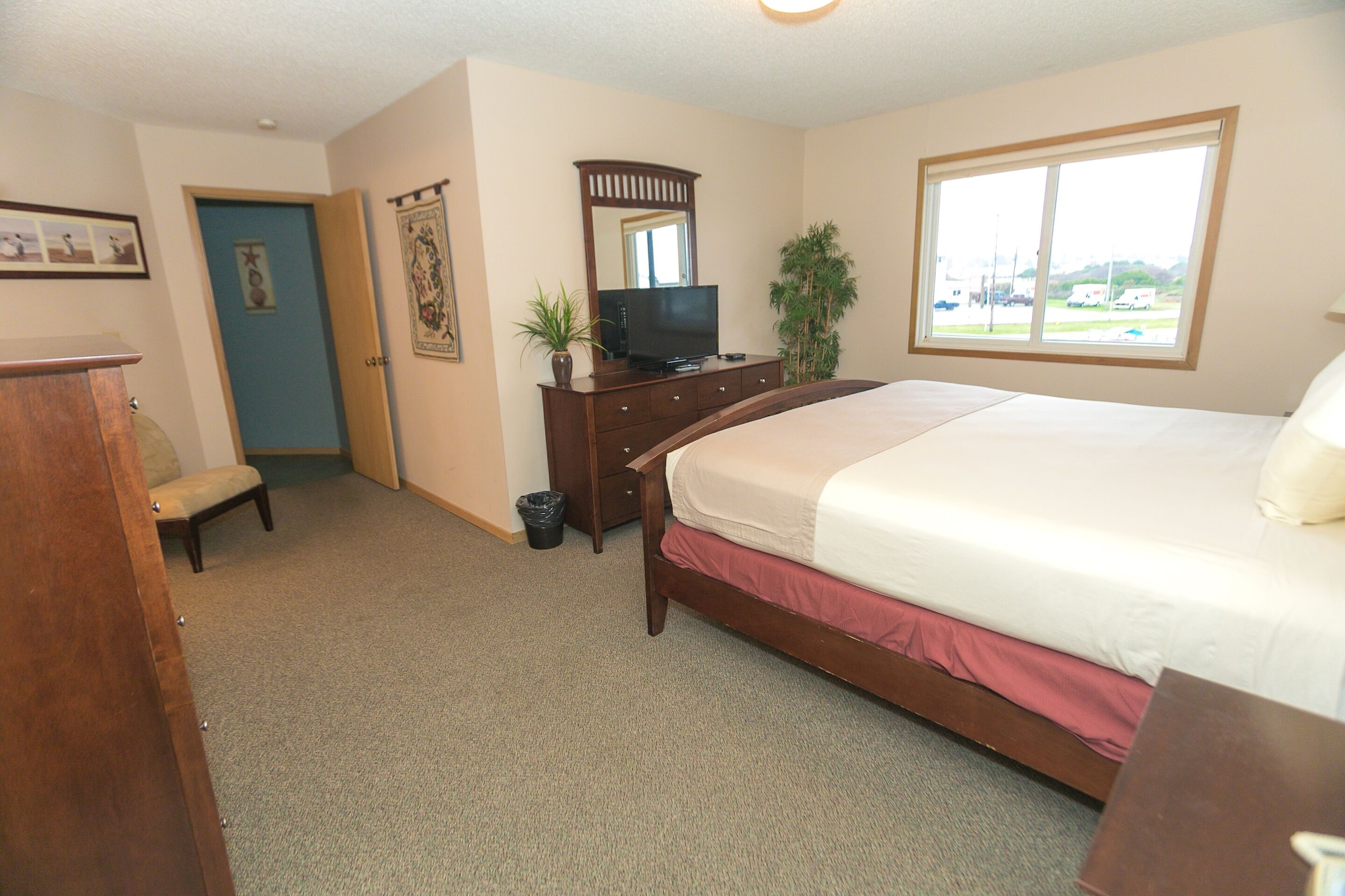 2 Bedrooms, Superior, 1 King and 2 Queen Beds, Pool View, Kitchen
