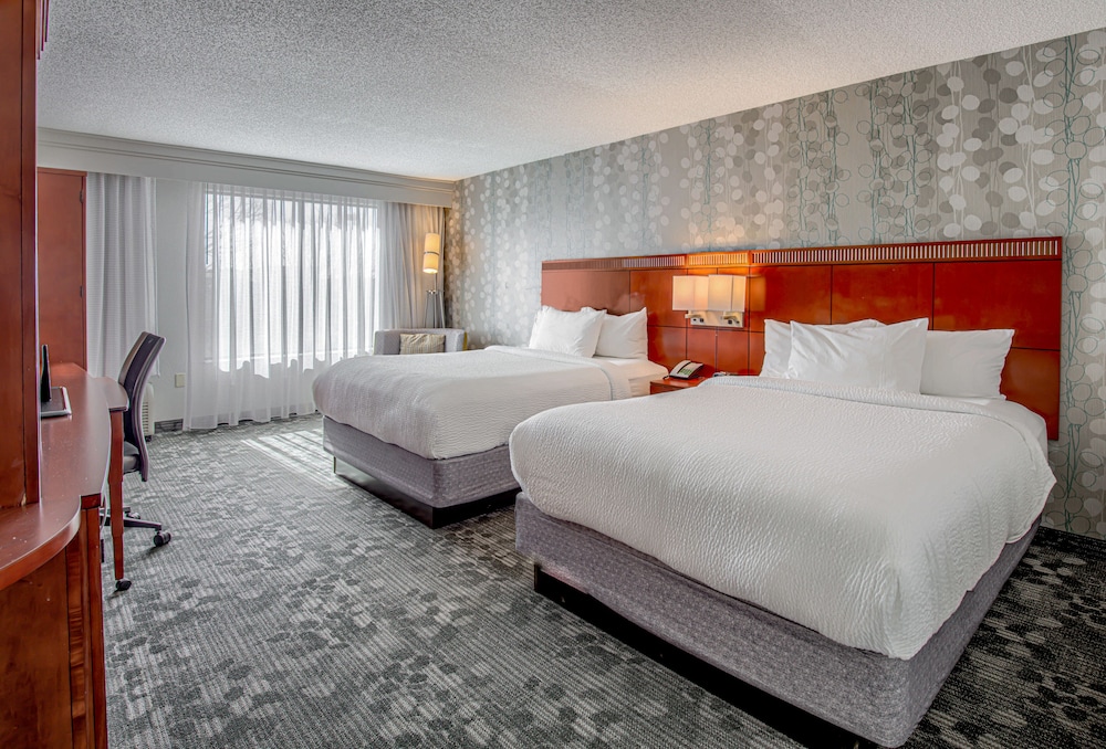 room, 2 queen beds, balcony