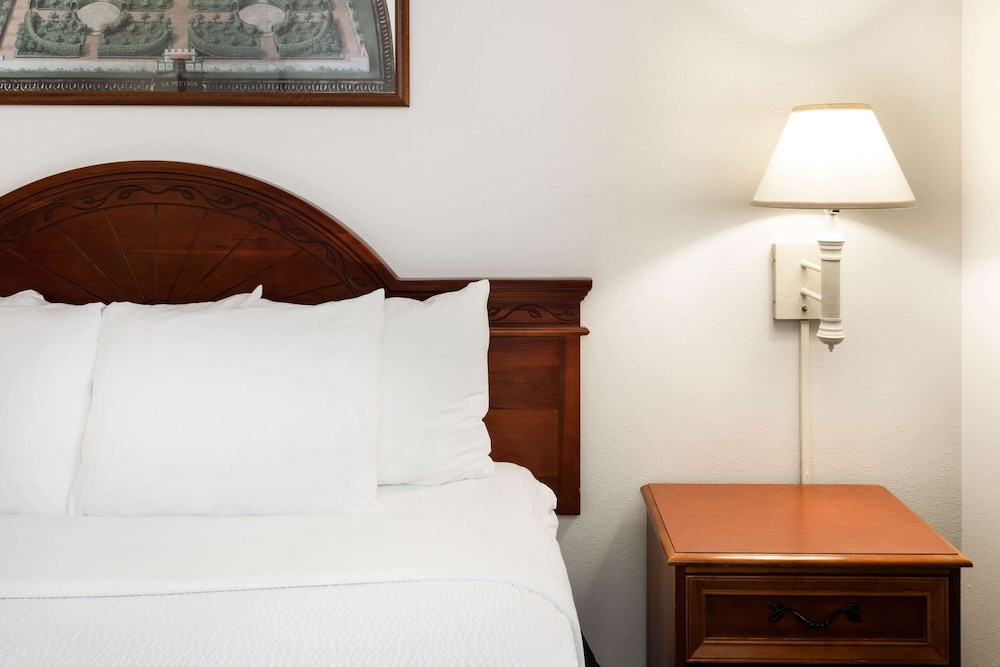 La Quinta Inn Suites Madison American Center 16/38
