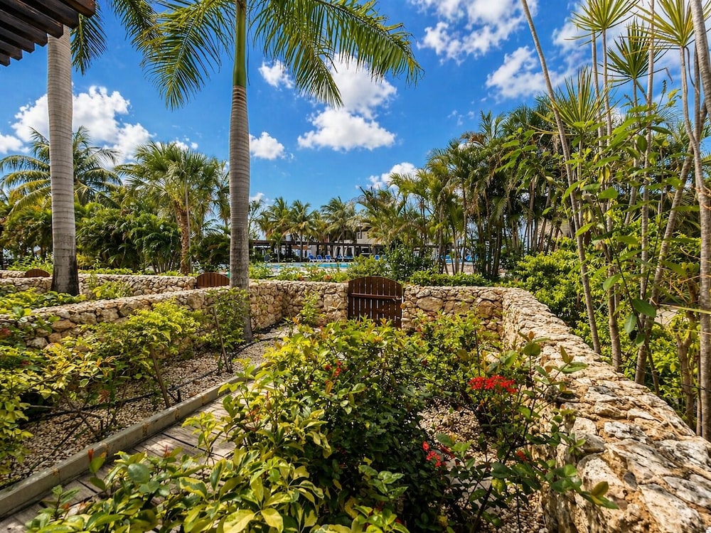 Eden Beach Resort 57/63