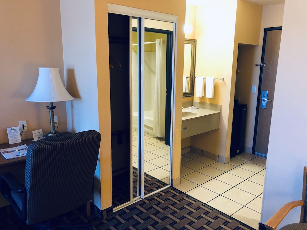 Days Inn & Suites by Wyndham San Antonio North/Stone Oak 29/63