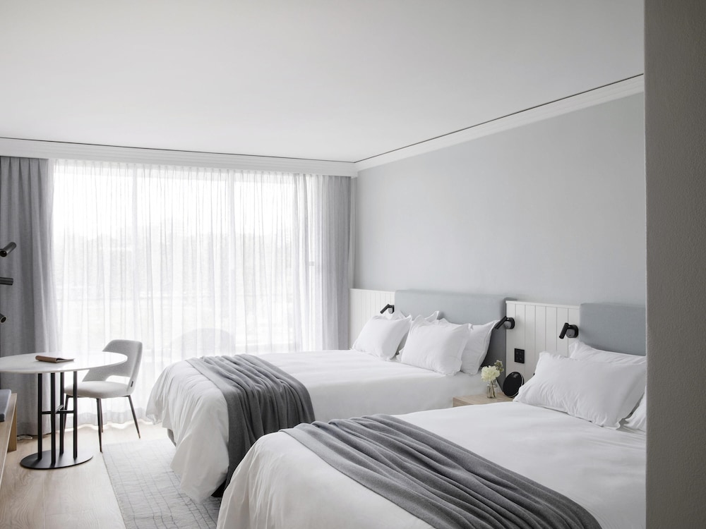 DELUXE, 2 QUEEN BEDS