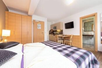 Design, Studio, Queen Bed, Mountain View